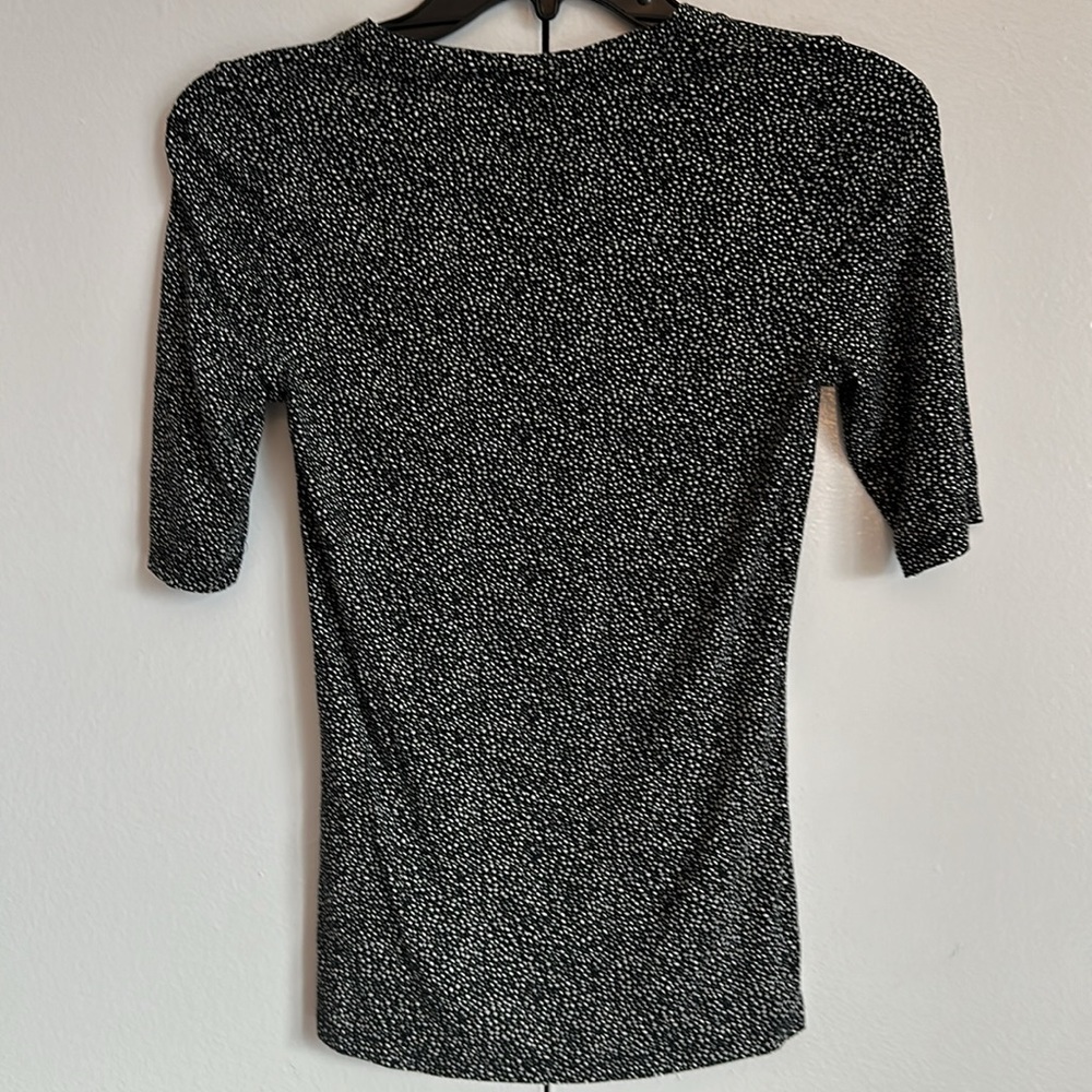 SZ XS, Black & White Fitted 1/2 Sleeve Top - Picture 3 of 3